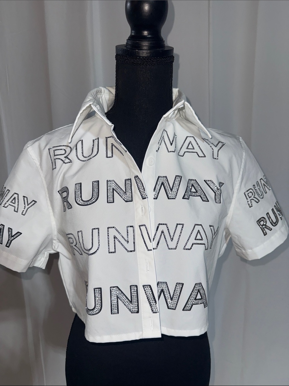 AKIRA White Cropped Button-Up Shirt with RUNWAY Print - Picture 4 of 5
